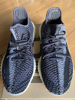 曾经火红的adidas Yeezy 350椰子鞋