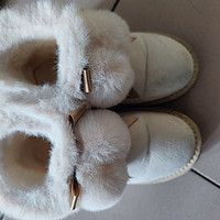 超级可爱的毛绒小球雪地靴。