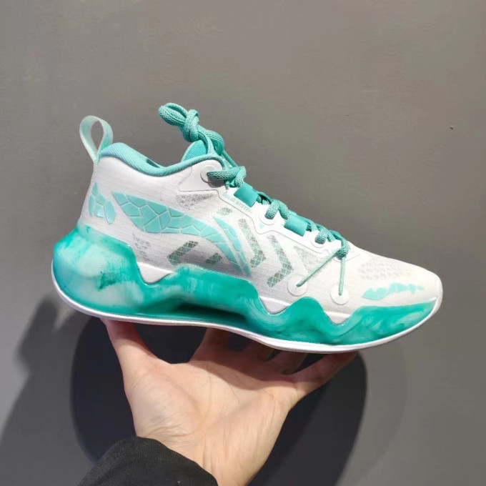 李宁篮球鞋