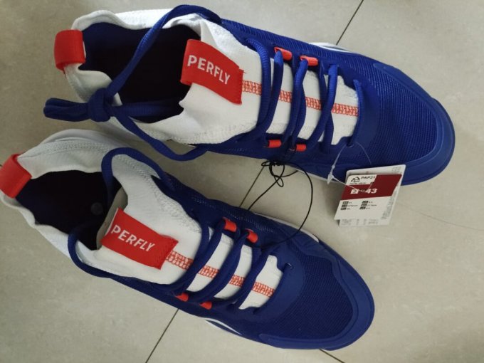 迪卡侬羽毛球鞋