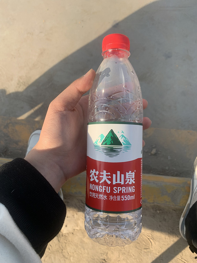 炒鸡解渴的农夫山泉