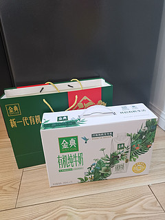 礼盒装还套礼品袋，送礼真贴心