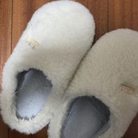 物美价廉的保暖毛拖鞋。