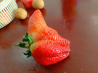 用尽全力给你点赞的草莓。