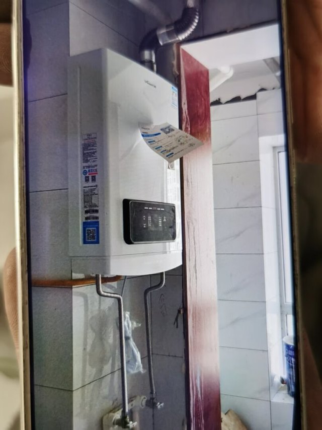 热水器颜值高，白色外观简单大气，一级能效