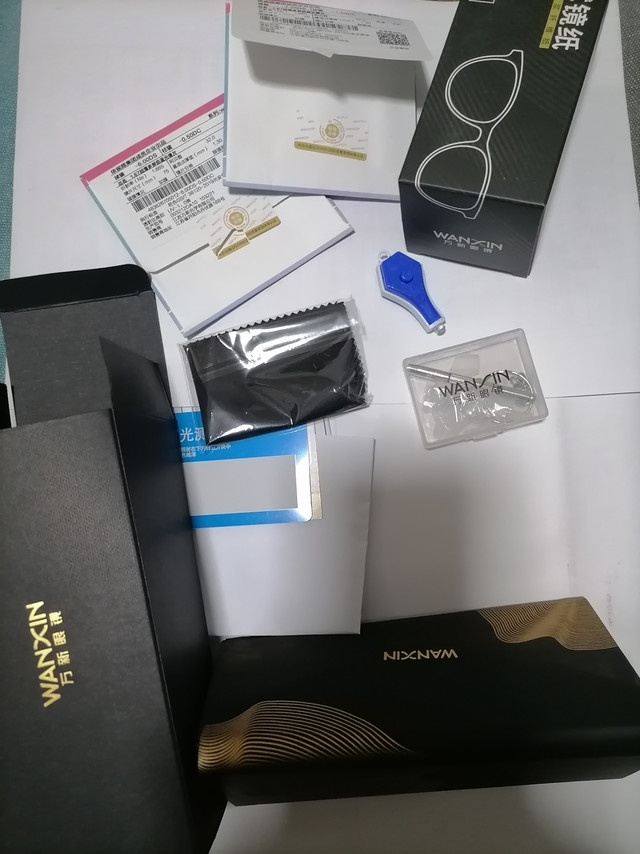 终于等到眼镜啦，框架很轻，送的东西也很丰