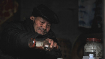 不是所有农村人都喝散酒，看完65岁大爷酒桌上的酒，网友沉默了