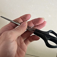 这个剪刀的质量特别好，像我平时都会拿来拆快递，而且真的很方便，
