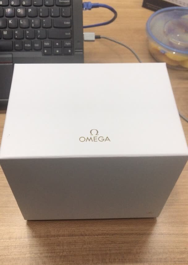穿西装打领带戴白手套一个帅哥帮我送到办公