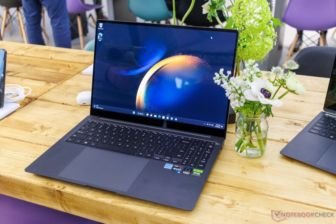 三星还发布 galaxy book 3 ultra 全能大屏本,酷睿h   rtx 40独显,3k