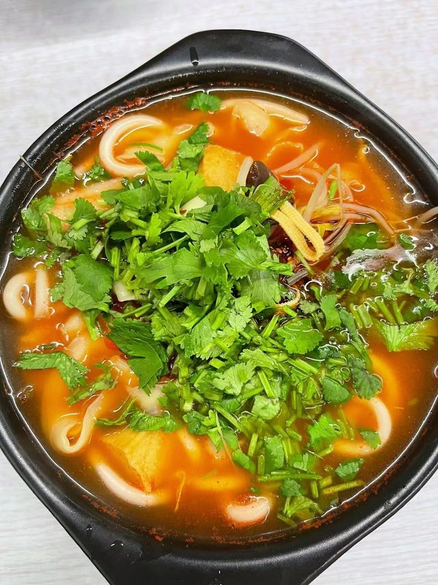 热腾腾的砂锅土豆粉！