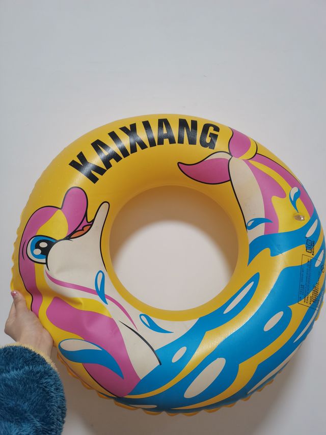 可爱的粉色海豚游泳圈