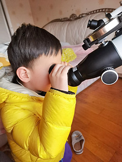 买了个望远镜！娃很喜欢！