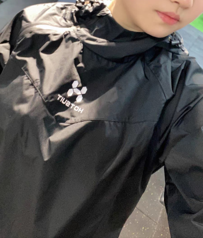 后秀运动夹克