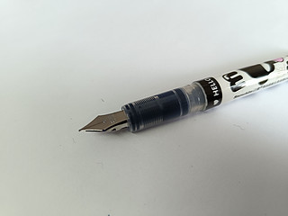 实惠又耐用的晨光奶牛钢笔。