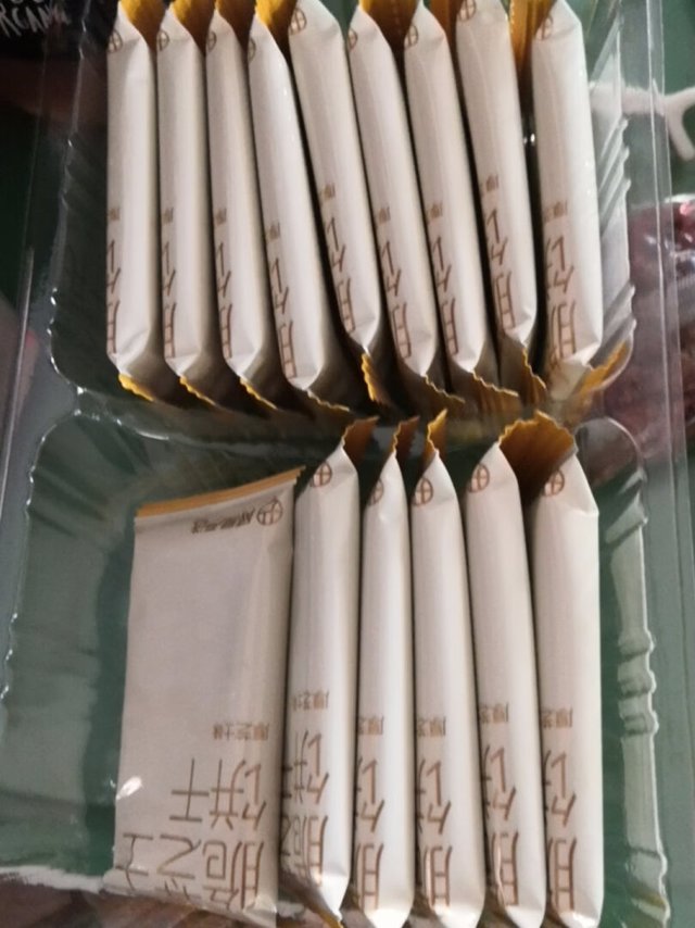 
订购的，双重芝士加料黑松露薄脆芝士饼干