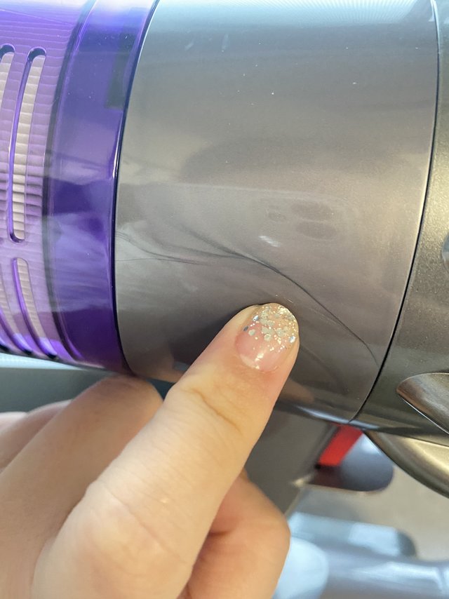 想知道戴森吸尘器有这些裂纹是什么原因？
