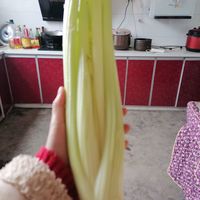 多吃芹菜，补充铁元素。