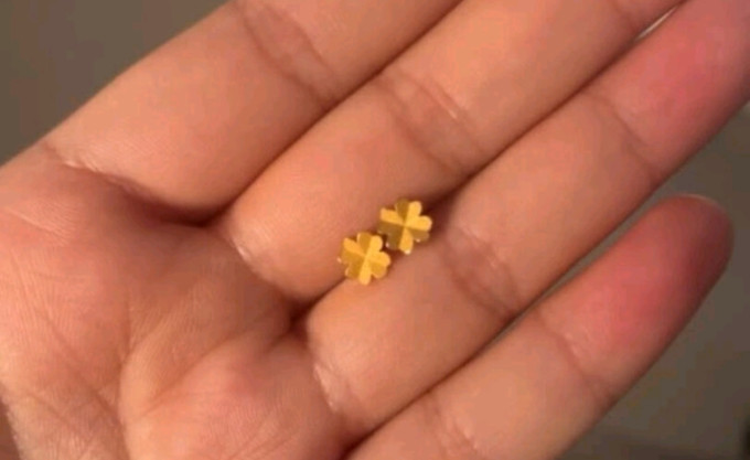 周六福黄金耳饰