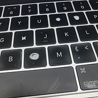 mac pro用了一年半键盘就成这样了