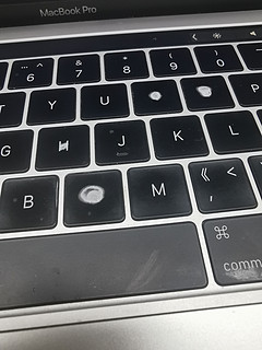 mac pro用了一年半键盘就成这样了