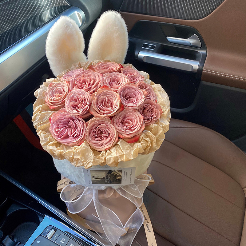 兔耳朵包装的玫瑰花，来自兔年情人节的仪式感