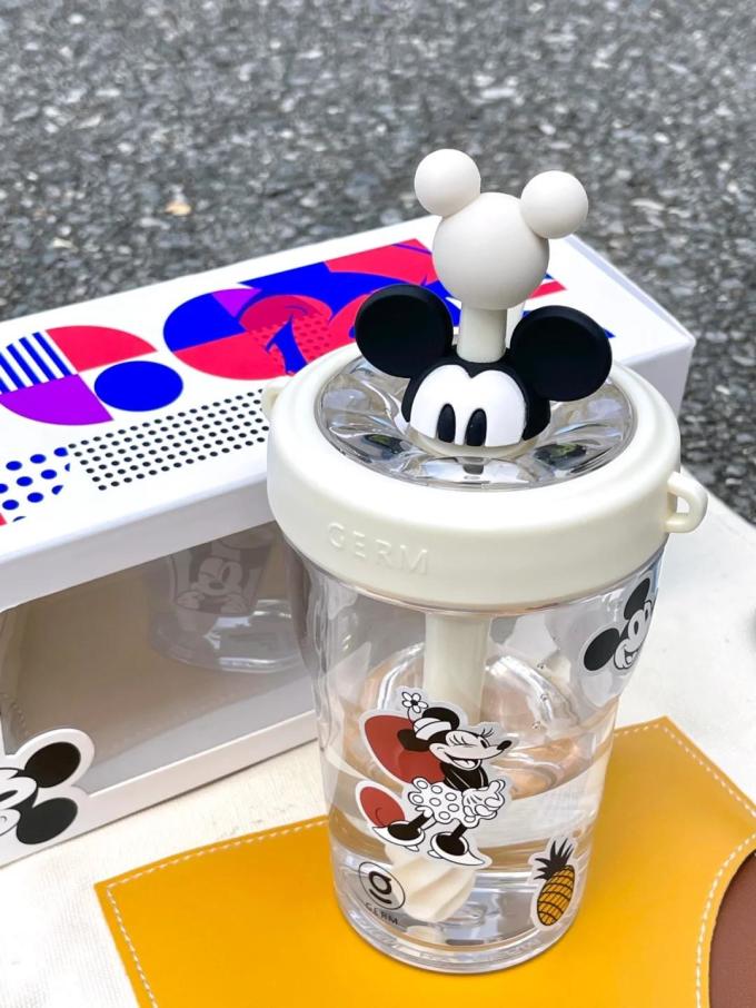 诶嘿嘿绝爱的米奇鼠鼠水杯终于到啦