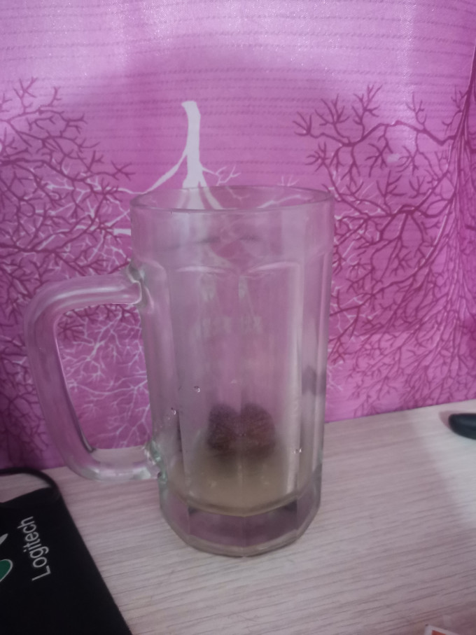 执白玻璃杯