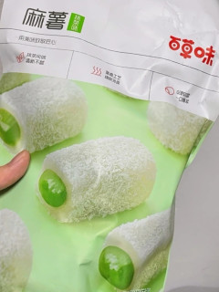 某女大学生嘴馋吃百草味抹茶麻薯