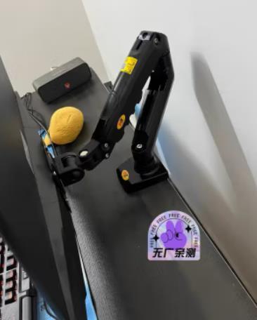 屏幕机械臂很不错！电脑桌干净，整洁