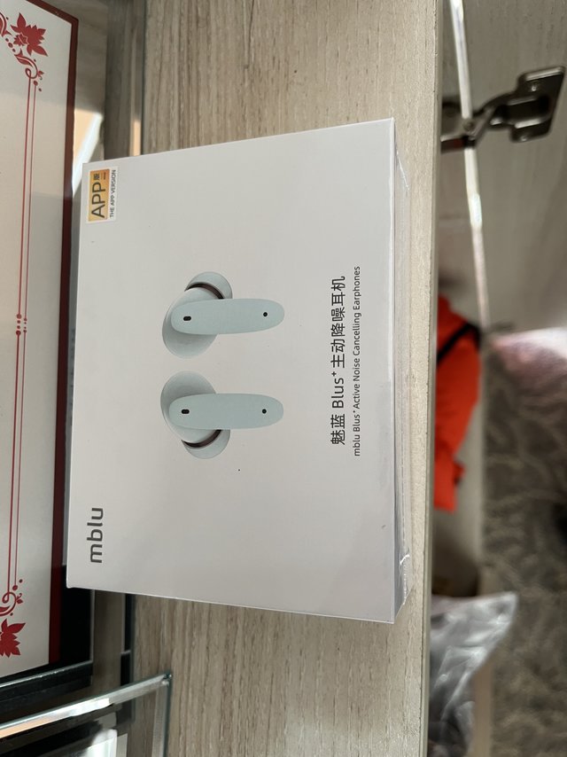 买来送人的，跟魅族官方旗舰店一个价格。用