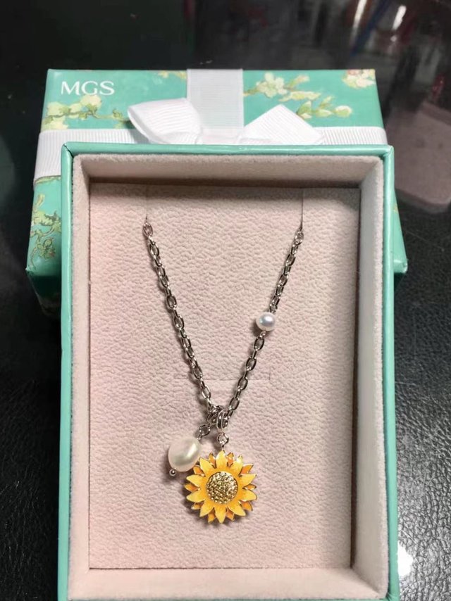 情人节收到的礼物：向日葵项链