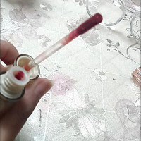 这款唇釉挺好看的，水蜜桃味的。