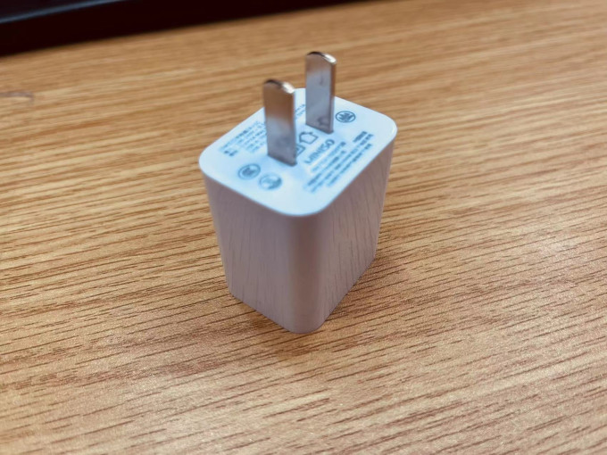 名创优品充电器