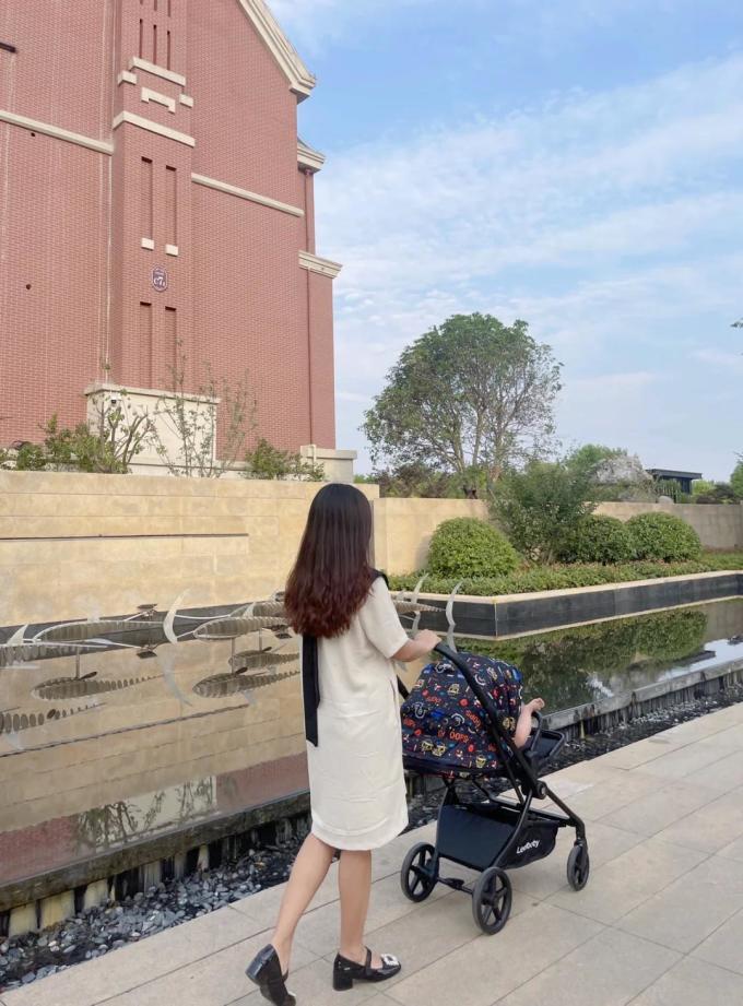 婴儿推车