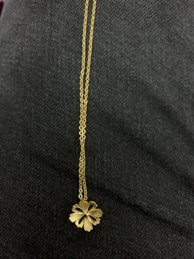 
大方漂亮，刚刚好，挺好看的，不会卡衣服