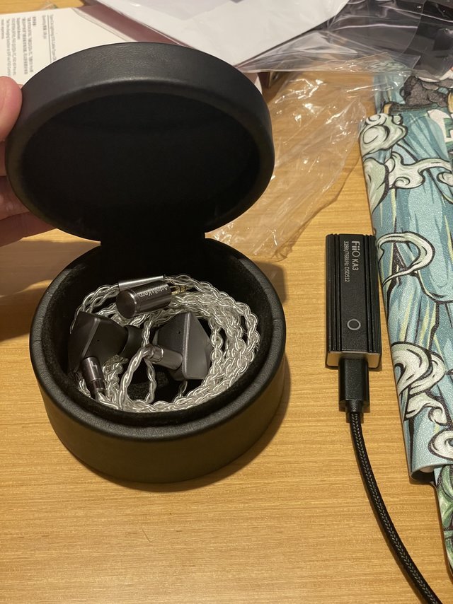 很好！算是我的第一条高端耳机！和普通耳机