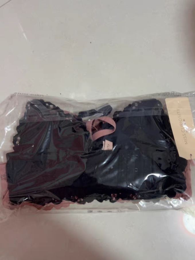 好奇蜜斯文胸