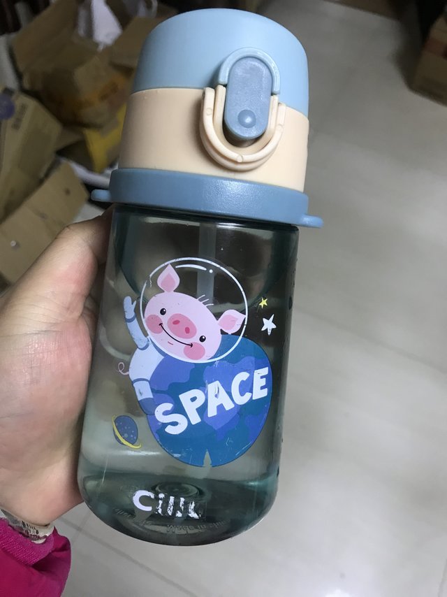 小朋友和大朋友用起来都刚刚好的吸管杯