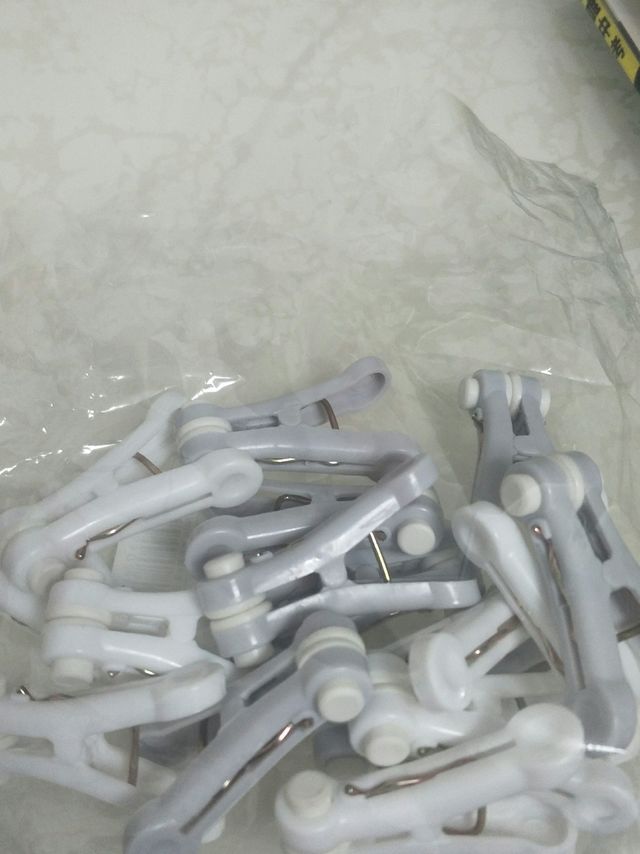 灰白混合的晾衣夹子