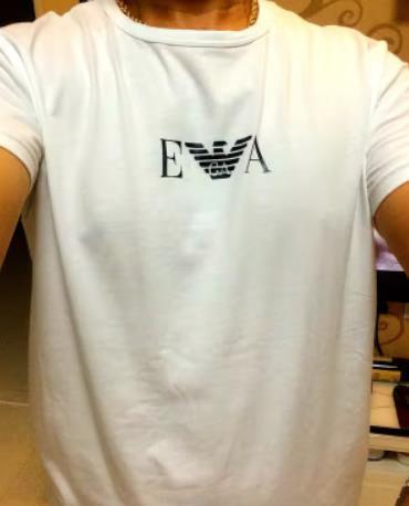 样式简单大方，手感不错，上身很合体