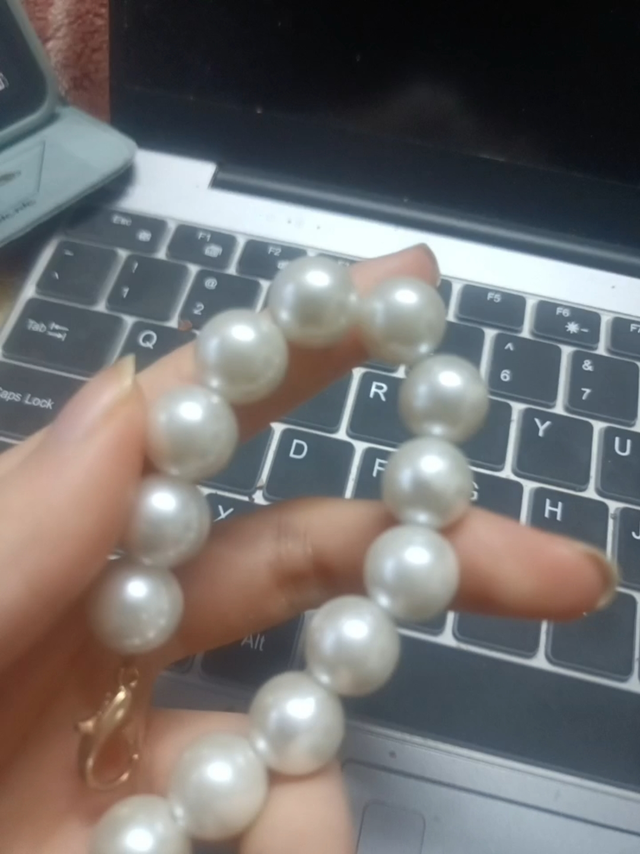 珍珠手环很好看，推荐购买哈哈哈