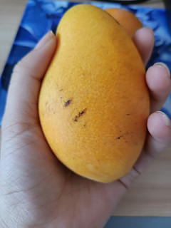 这个芒果又香又甜呀！