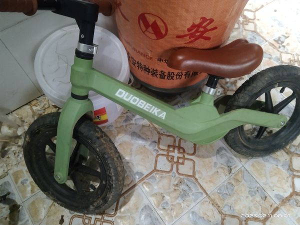 无脚蹬的儿童平衡车