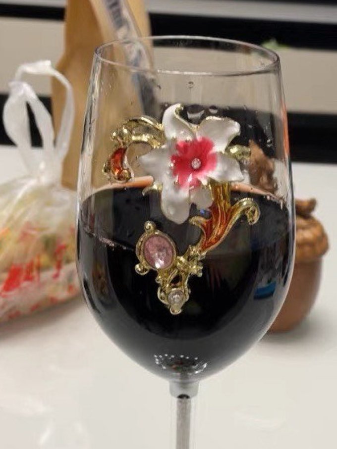 花开映月酒杯