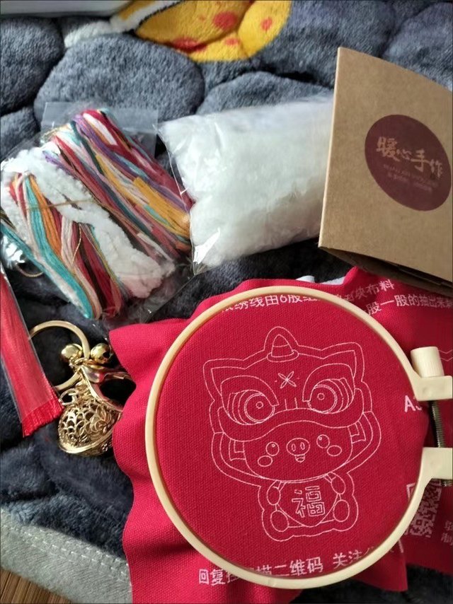 自己diy 的刺绣醒狮生肖平安符