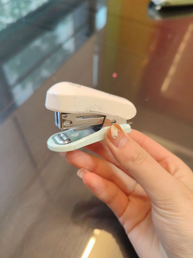 怎么会有这么迷你的订书机呀