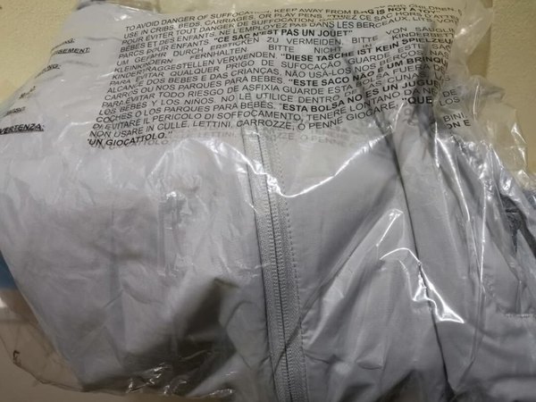 薄款外套轻便，尺码正合适，防风效果略有，