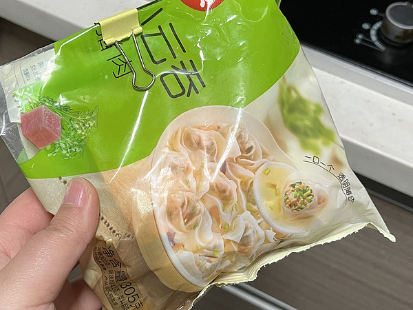 速冻的小馄饨，自己煮起来超级方便