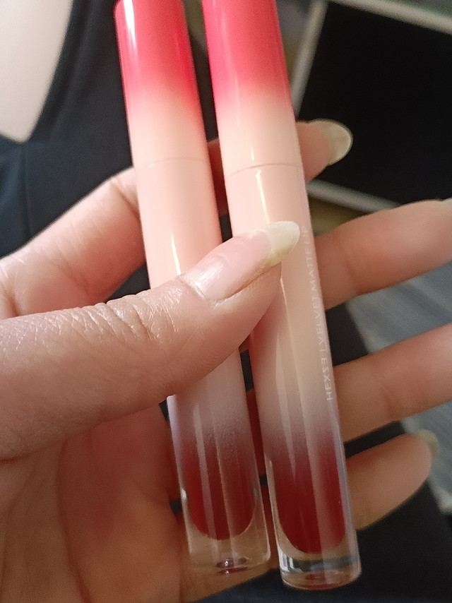 唇釉太好用了，涂到嘴上丝丝滑滑的味道很